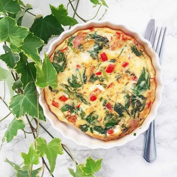 Frittata z chorizo, papryką i szpinakiem, czyli sposób na proste śniadanie. 