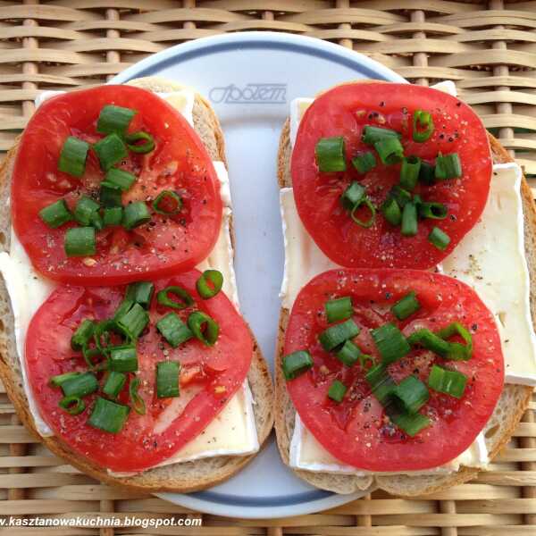 Kanapki z serem pleśniowym i pomidorem (3)