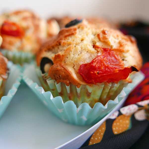 Wytrawne muffiny z pomidorami, czarnymi oliwkami i serem feta