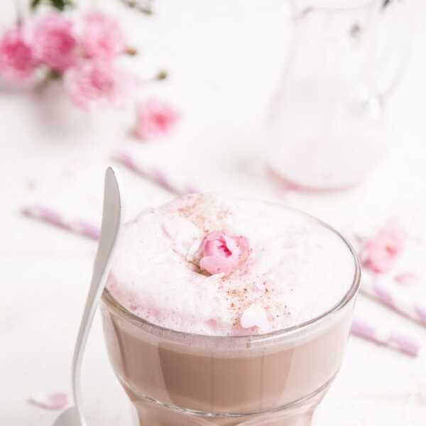Różowe latte z mlekiem migdałowym 