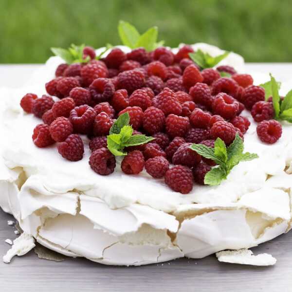 Białka i cukier puder. Mascarpone i maliny. Pavlova.