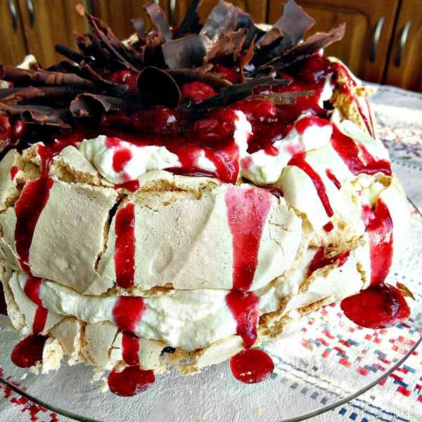 Tort Pavlova z wiśniami