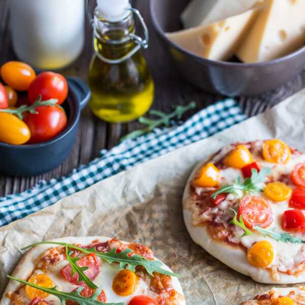 Kolorowe mini pizze z serem mozarellą, pomidorkami i papryką 