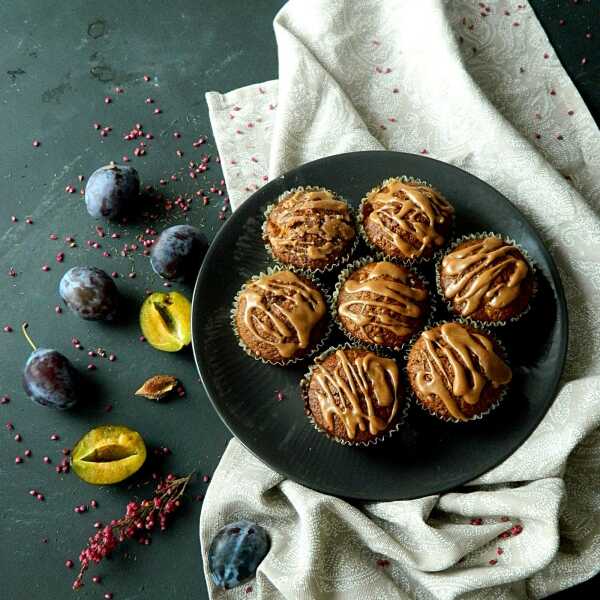Muffinki owsiane z brzoskwiniami i śliwkami