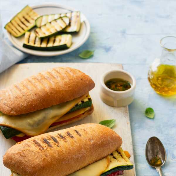 Kanapka panini z grillowanymi warzywami i idealnie stopionym serem żółtym