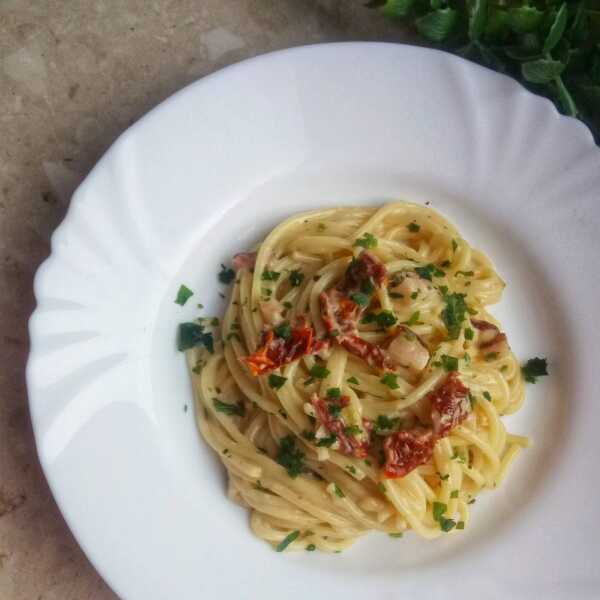 Spaghetti z sosem śmietanowo-serowym, z boczkiem wędzonym i pomidorami suszonymi