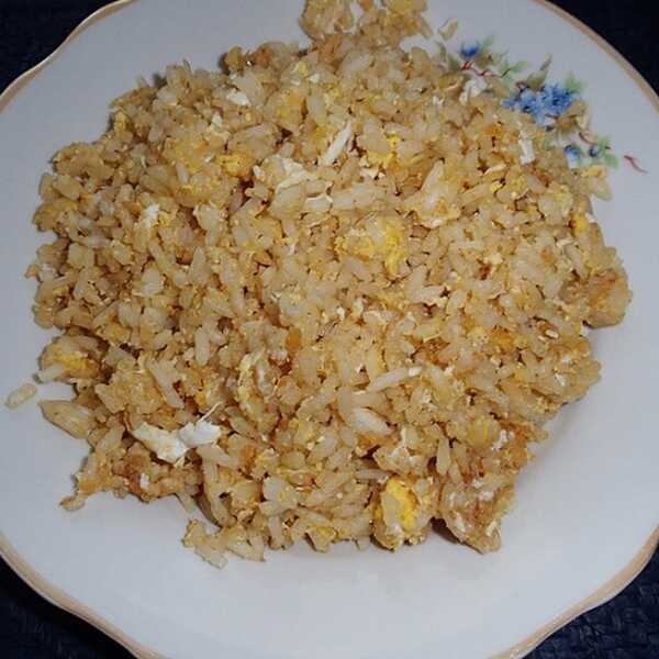Smażony ryż z jajkiem. Ekspresowe danie gdy w lodówce pustki, na koniec miesiąca, dla studenta.