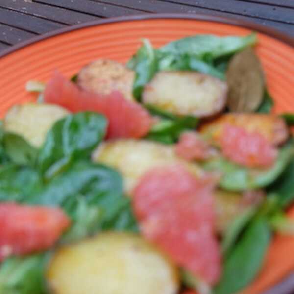 Salatka kolacyjna: ziemniaki, roszponka, grejpfrut