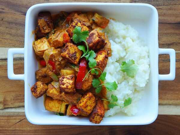 Curry pomidorowo-paprykowe z wędzonym tofu