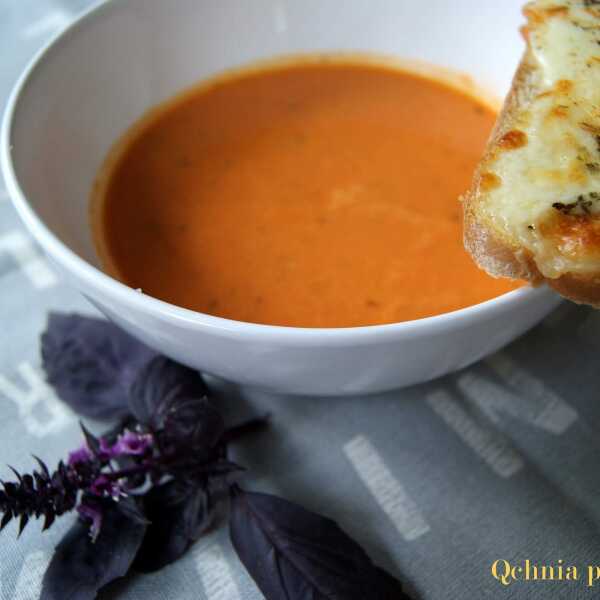 Zupa pomidorowa z ziołami i grzankami