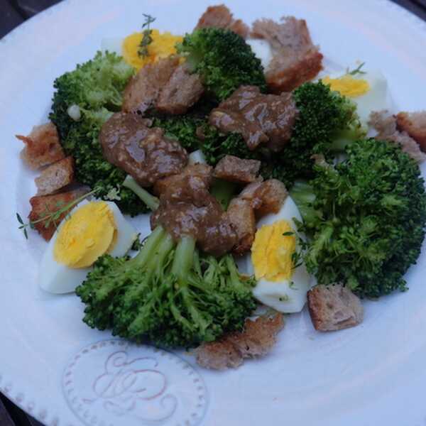 Salatka: brokuly, jajko, chleb i sos z anchois
