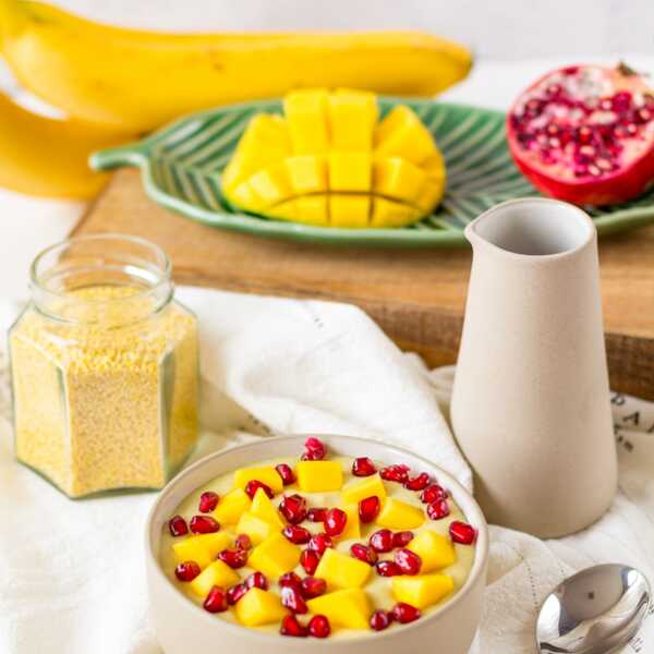 Budyń jaglany z mango, bananem i granatem