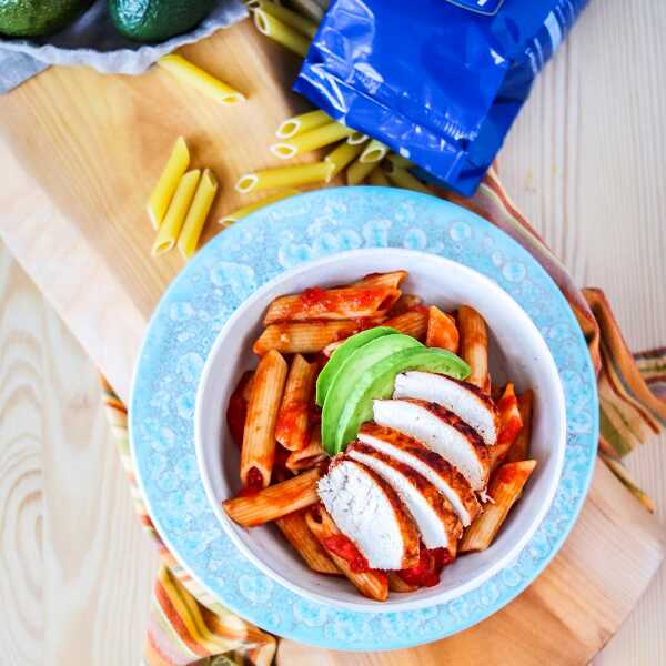 Przepis na Światowy Dzień Makaronu - Penne z sosem pomidorowym z dodatkiem pieczonej papryki, podawane z awokado i pieczonym kurczakiem