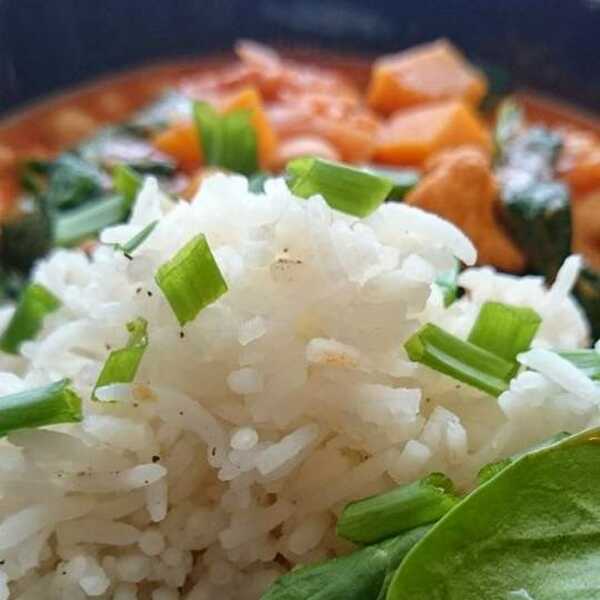 Curry z dynią, kurczakiem, ciecierzycą i szpinakiem z cynamonowym ryżem 