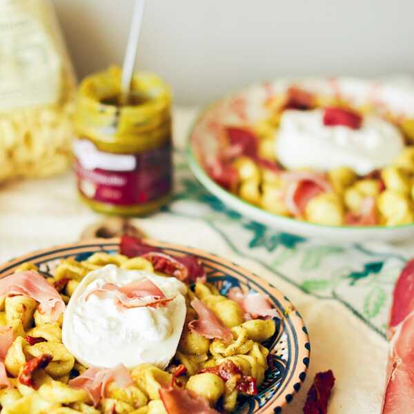 Orecchiette z pistascjowym pesto, burratą, prosciutto i suszonymi pomidorami