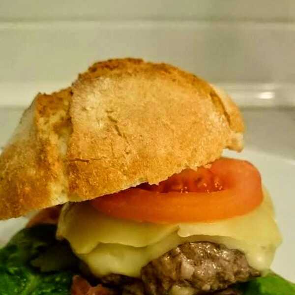 Cheesburger z grillowaną cebulką 