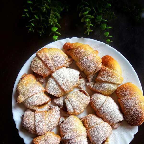 Rogaliki drożdżowe (ciasto z dodatkiem kremówki)