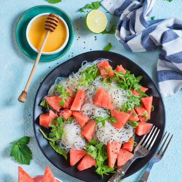 Sałatka z makaronem ryżowym i arbuzem