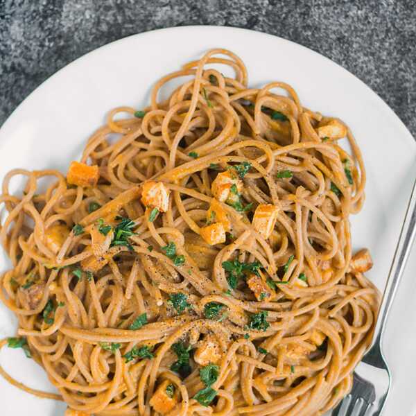 EKSPRESOWE SPAGHETTI Z WEGAŃSKIM SOSEM SEROWO-DYNIOWYM I WĘDZONYM TOFU