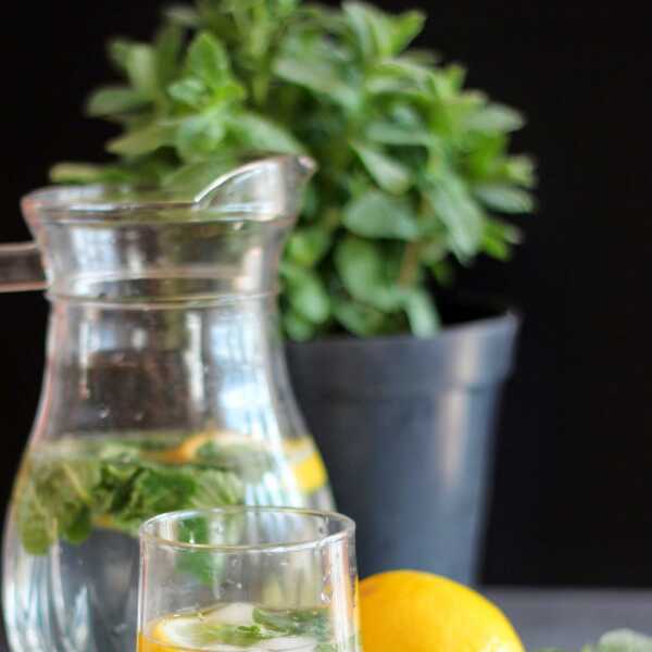 Fresh lemon mint water - miętowa lemoniada