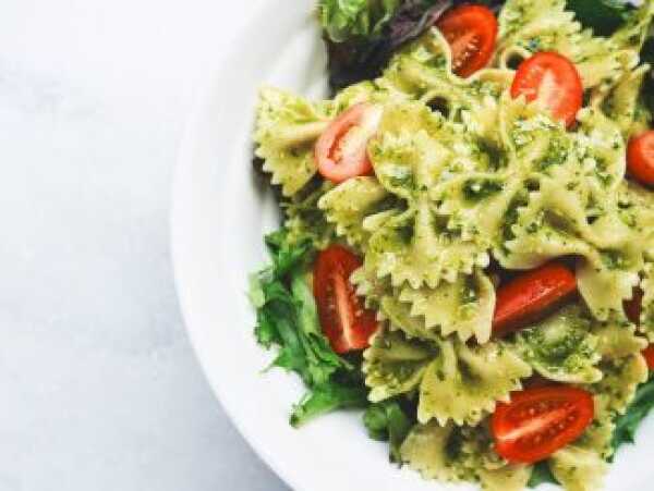 Farfalle z domowym pesto z pomidorami koktajlowymi