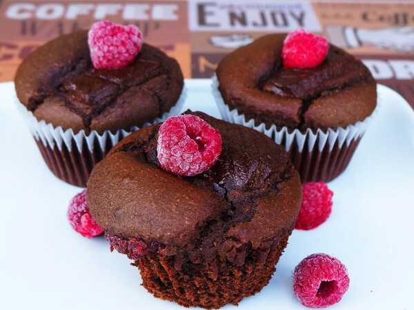 Bezglutenowe czekoladowe muffiny z nadzieniem malinowym