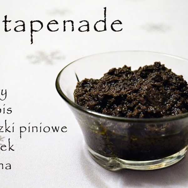 Tapenada, czyli aromatyczna pasta z czarnych oliwek z dodatkiem orzeszków piniowych i cytryny