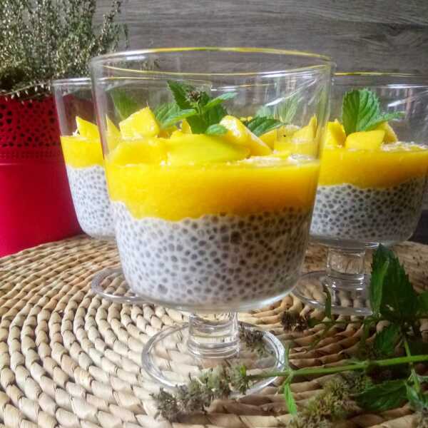 Pudding chia z mleczkiem kokosowym i mango