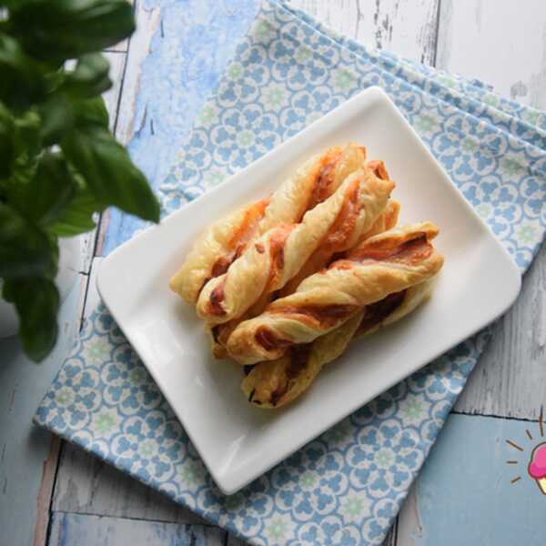 Świderki z ciasta francuskiego z szynką parmeńską i mozzarellą