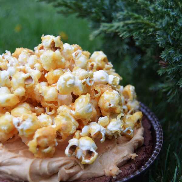 Ciasto z karmelowym popcornem