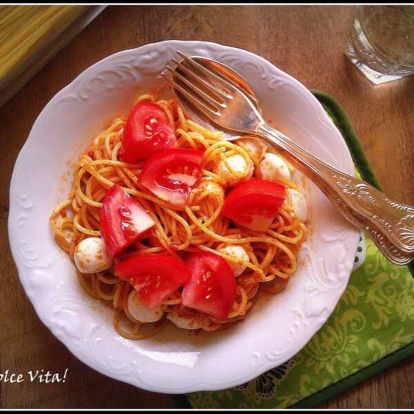 Spaghetti z czerwonym pesto. Suszone pomidory i ostra papryka tworzą niepowtarzalny smak.