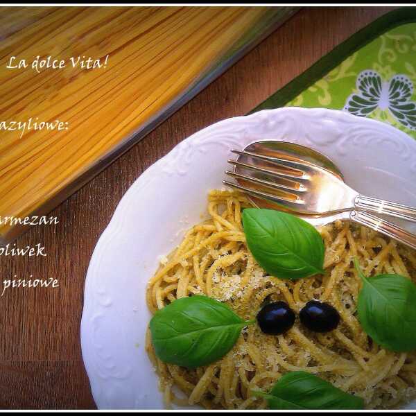 Wakacyjne przyjaźnie. Lekkie, urlopowe jedzenie – najbardziej znany i zarazem najłatwiejszy przepis na włoski sos do makaronu, czyli spaghetti z pesto bazyliowym.