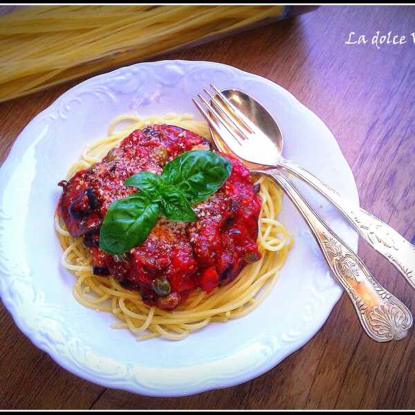 Jestem Makaroniarą! – makaron spaghetti z bakłażanem, oliwkami, kaparami, cebulą i czosnkiem w sosie pomidorowym. Gra sezonowych smaków na konkurs.