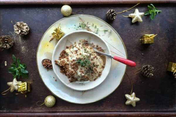 Sznycle z indyka w sosie grzybowym z piernikowymi chrupkami z kaszy gryczanej – pomysł na świąteczny obiad