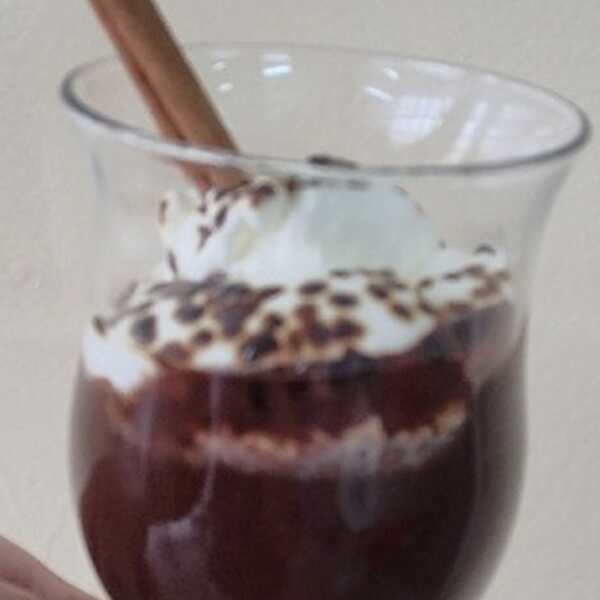 Świąteczna kawa korzenna z kardamonem, bitą śmietaną i cynamonem