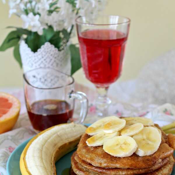 Pancakes jogurtowe z bananem i syropem klonowym