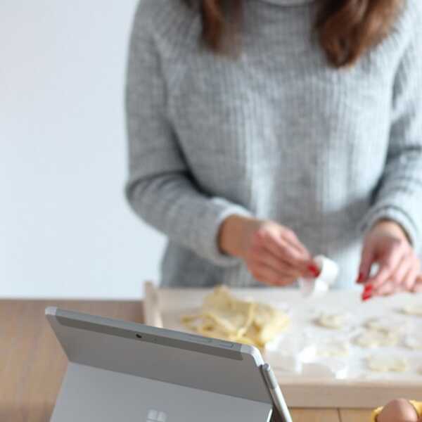 Kruche ciasteczka waniliowe i Microsoft Surface Go