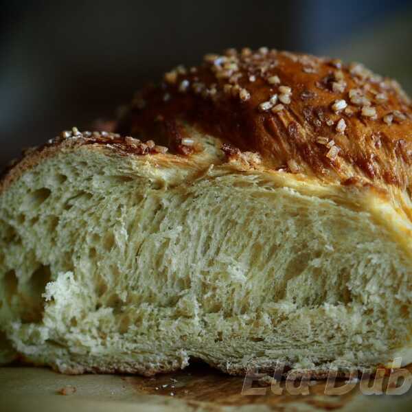 Pulla - fiński chlebek z kardamonem
