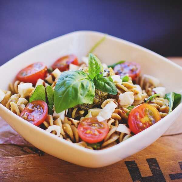 Bezglutenowe danie - makaron fusilli teff z pesto, parmezanem i kaparami