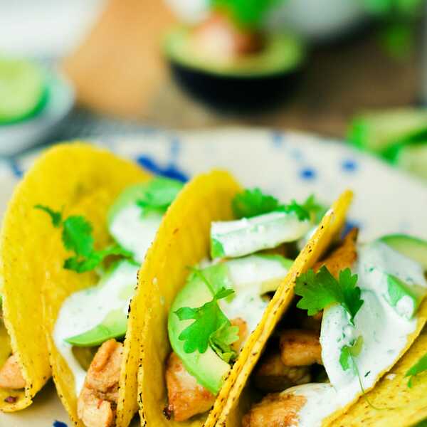 Tacos kukurydziane z kurczakiem, awokado i sosem kolendrowym