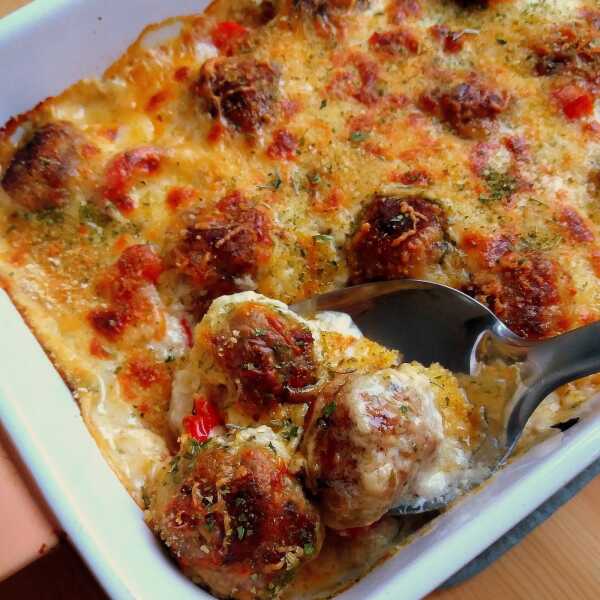 Klopsiki zapiekane w beszamelu / Meatballs Baked in Bechamel Sauce