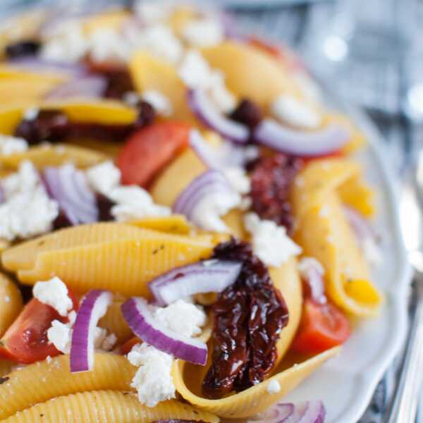Sałatka makaronowa z fetą i suszonymi pomidorami - jak na włoskim aperitivo!