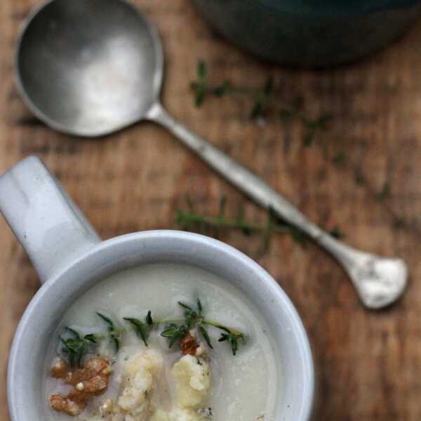 Zupa krem z kalafiora, gruszki i sera pleśniowego. 