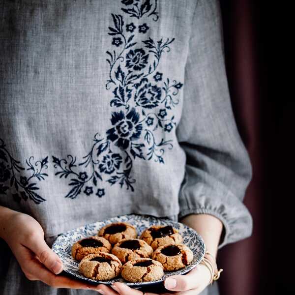 Zabójcze ciastka z masłem orzechowym i dżemem (PB&J Thumbprint Cookies)