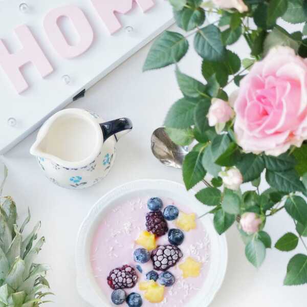 Lekkie śniadanie - jogurt z owocami