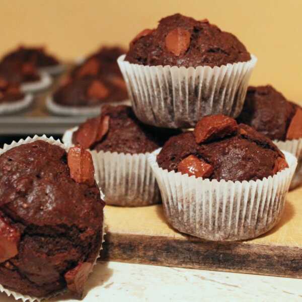 Muffiny czekoladowe z kawałkami mlecznej czekolady