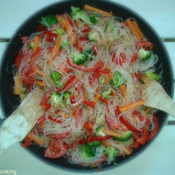 Warzywny stir-fry z makaronem sojowym
