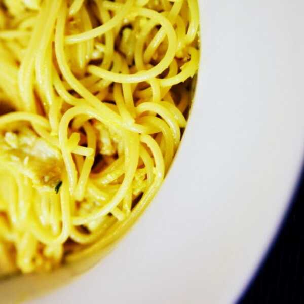 Spaghetti alla carbonara z wędzonym czarniakiem: nieortodoksyjnie, na upały