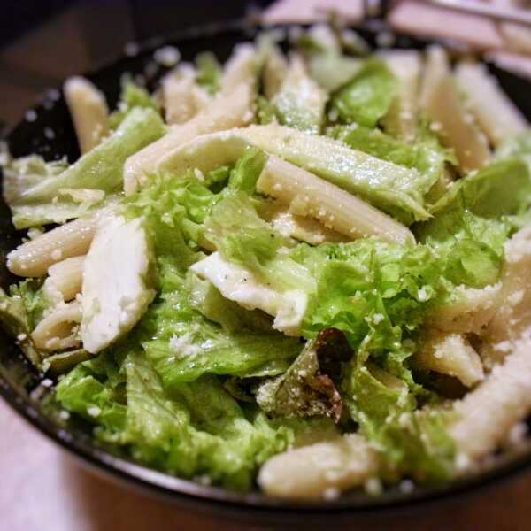 Sałatka makaronowa z awokado, mozzarellą i parmezanem
