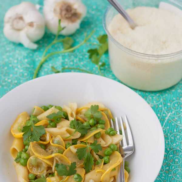 Penne pasta with peas and zucchini {Makaron z warzywami na szybko}